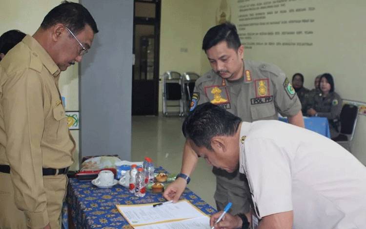 Asisten I Setda Palangka Raya Pimpin Serah Terima Jabatan Kasatpol PP