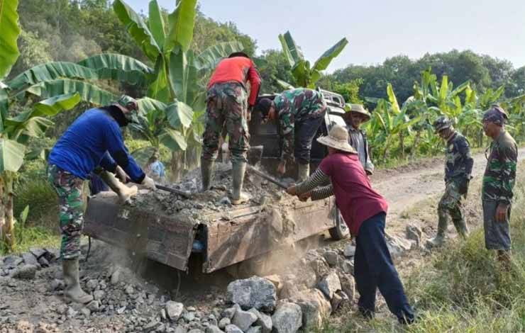 Satgas TMMD Ke 118 Kodim Kapuas Kejar Target Pengerjaan Peningkatan Jalan