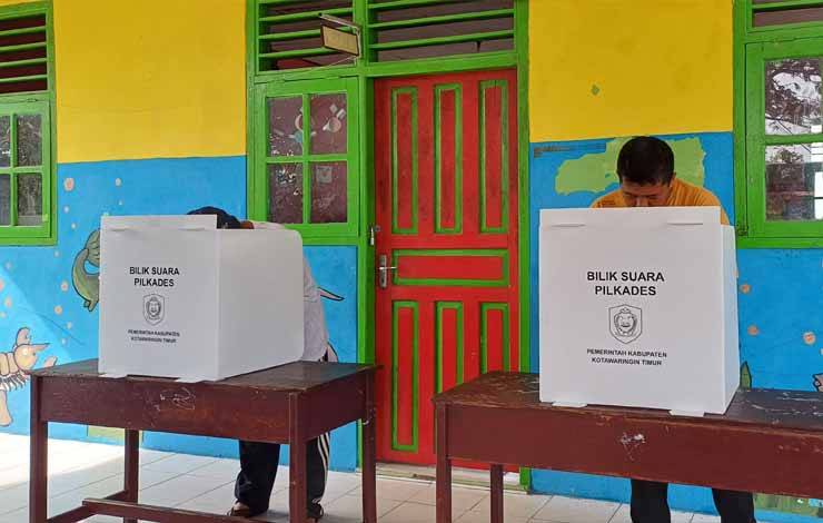 Warga menggunakan hak suara saat Pilkades di Desa Eka Bahurui, Sabtu, 23 September 2023. (FOTO: DEWIP)