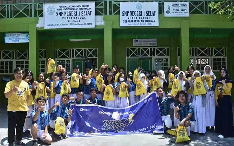 Pelajar SMPN 1 Selat Ikuti Kegiatan Pajak Bertutur