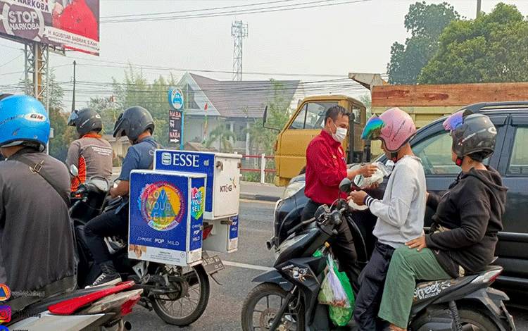 Satgas Karhutla Bagikan Masker di Kota Palangka Raya