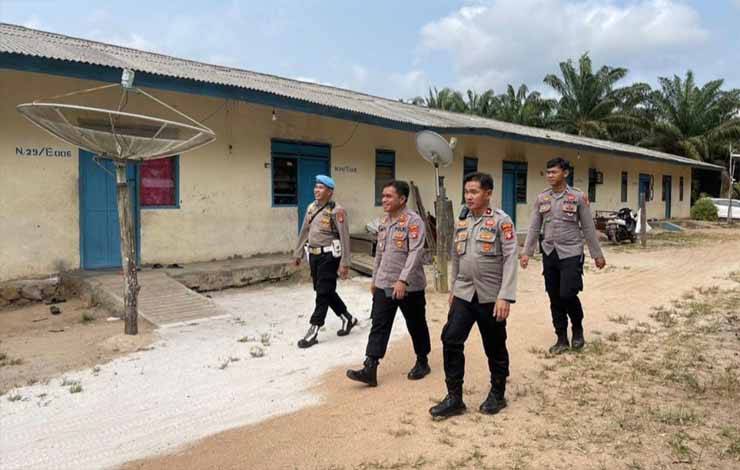 Kapolres Seruyan AKBP Ampi Mesias Von Bulow melaksanakan pengecekan perumahan karyawan PT Hamparan Masawit Bangun Persada Desa Bangkal? (Foto : Ist)