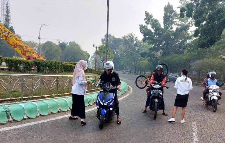 Kabut Asap Mulai Muncul, Dinkes Kapuas Bagikan Masker ke Pengendara?
