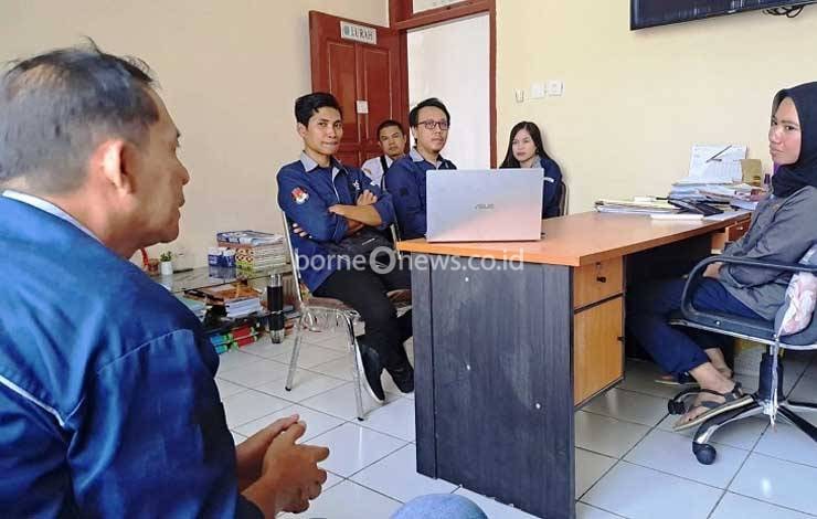 PPK Bulik tengah melakukan supervisi terkait penguatan pemahaman penggunaan SITAB bagi PPS di Kelurahan Nanga Bulik. (FOTO : HENDI NURFALAH)