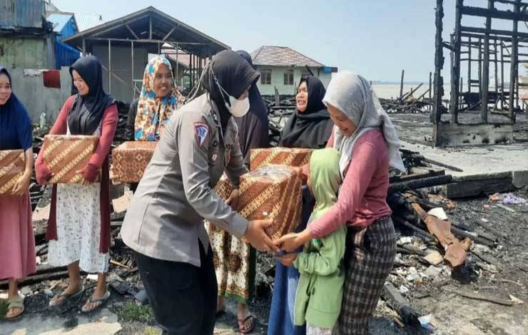 Polwan Polres Kapuas Berikan Bantuan Sembako Kepada Warga Terdampak Kebakaran