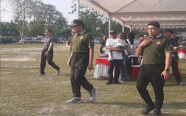 Pj. Bupati Kabupaten Kobat Budi Santosa saat mengikuti kegiatan jalan sehat bersama di Sampuraga, Kamis, 28 September 2023 (FOTO: NURITA)