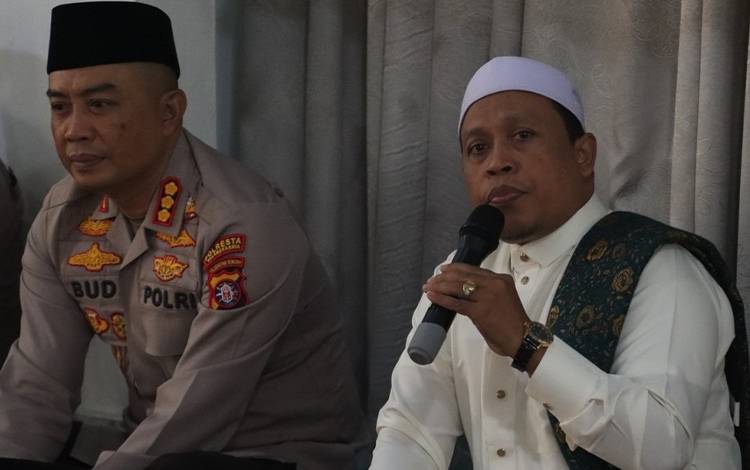 Kapolresta Palangka Raya Kombes Pol Budi Santosa menggelar peringatan Maulid Nabi Muhammad SAW 1445 H di Musholla Al-Ihsan Palangka Raya, Rabu, 27 September 2023. (FOTO: Polresta Palangka Raya)