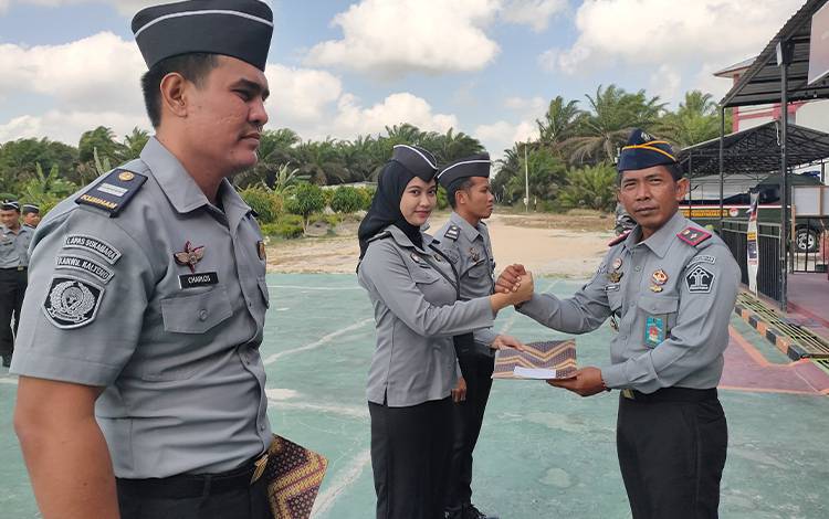 Berdedikasi Tinggi, 3 Pegawai Lapas Sukamara Dapat Penghargaan