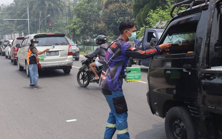 Tim Satgas Karhutla Palangka Raya saat membagikan masker, Kamis, 28 September 2023. (FOTO: ISTIMEWA)