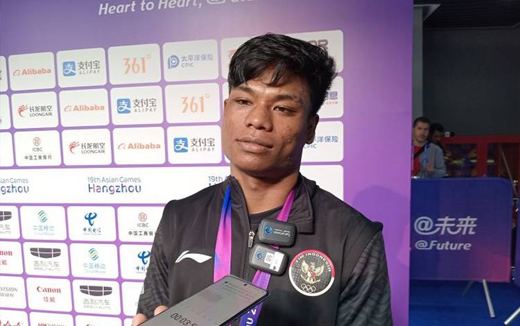 Atlet wushu Indonesia Samuel Marbun menjawab pertanyaan pewarta di mixed zone Xiaoshan Guali Sports Centre, Hangzhou, Kamis (28/9/2023). (ANTARA/RAUF ADIPATI)