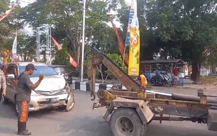 Dua Mobil Minibus Ringsek Akibat Terlibat Kecelakaan di Depan Stadion 29 Nopember Sampit