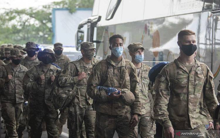 Foto arsip sebagai ilustrasi berita - Tentara Amerika (US Army) berjalan menuju bus setibanya di Bandara International Sultan Mahmud Baddarudin (SMB) II Palembang, Sumatera Selatan, Sabtu (24/7/2021). ANTARA FOTO/Nova Wahyudi/aww. (ANTARA FOTO/NOVA WAHYUDI)