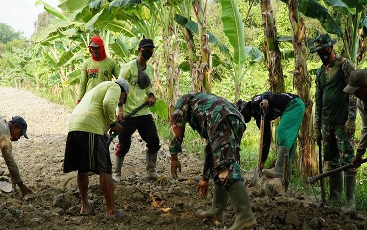 Kebersamaan Gotong Royong TNI dan Masyarakat di Lokasi TMMD ke-118 di Desa Sidorejo