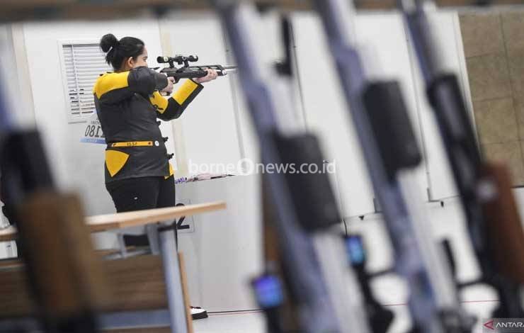 Petembak putri Indonesia Feny Bachtiar membidik sasaran saat mengikuti nomor 10 meter running target Asian Games 2022 di Fuyang Yinhu Sports Centre, Hangzhou, China, Kamis (28/9/2023). ANTARA FOTO/M Risyal Hidayat/hp.
