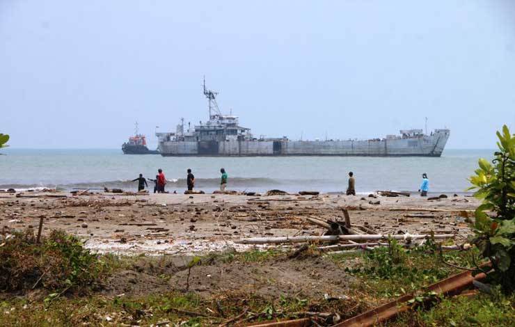 KRI Teluk Bone 511 berada di perairan Kota Pariaman, Sumbar. ANTARA/HO-Diskominfo Pariaman