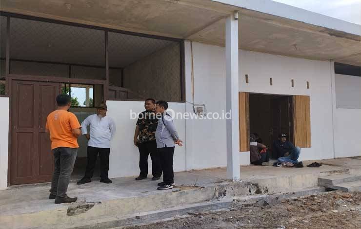 Kepala Bidang Kesehatan Hewan, Kesehatan Masyarakat, Veteriner, Pengolahan dan Pemasaran Hasil Ternak, Dinas Pertanian dan Ketahanan Pangan untuk DPKP Kota Palangka Raya, drh Ganjar Priyatno (batik) bersama petinggi DPKP lainnya baru-baru ini.(FOTO:TESTI PRISCILLA)