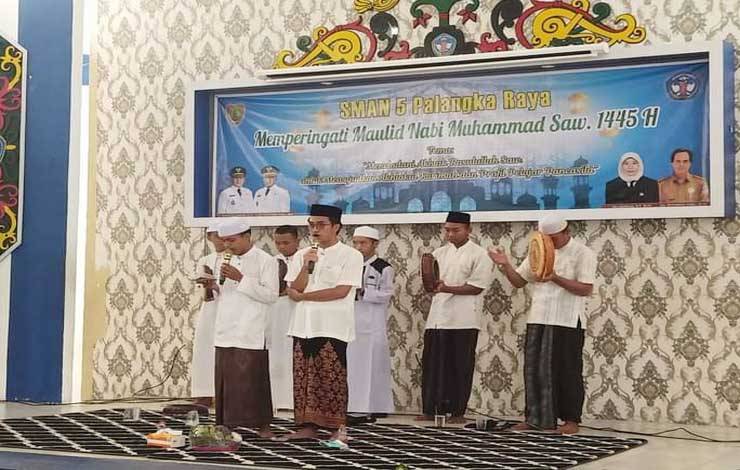 Momen Maulid Nabi, Kepala SMAN 5 Palangka Raya Ajak Siswa Jadi Pribadi Berakhlak Mulia