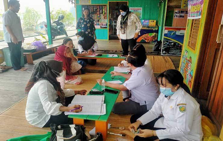 Petugas UPTD Puskesmas Jekan Raya memberikan pelayanan pengobatan kepada masyarakat Kelurahan Petuk Katimpun