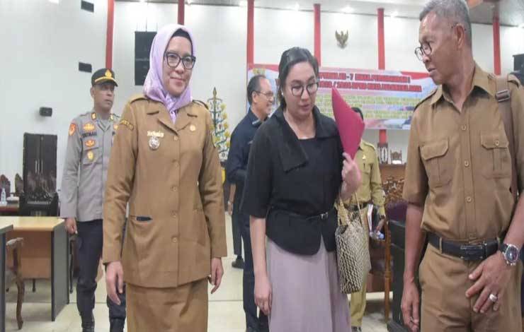 Pj Wali Kota Palangka Raya, Hera Nugrahayu seusai mengikuti paripurna DPRD. (FOTO: HUMAS)