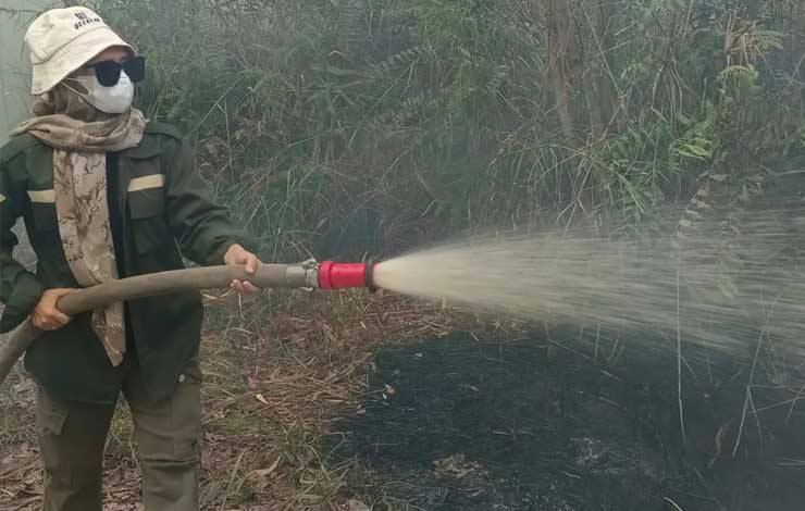 Lurah Kalampangan Turun Tangan Padamkan Karhutla