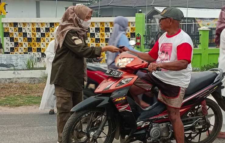 Usai Padamkan Karhutla, Lurah Kalampangan Bagikan Masker kepada Warga