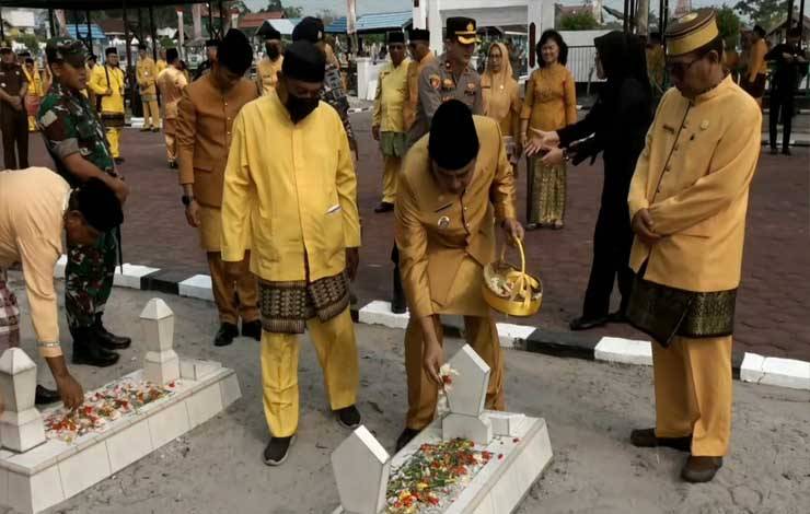 Peringati Hari Jadi ke 64, Pj Bupati Pimpin Ziarah Makam Para Pendiri Kobar
