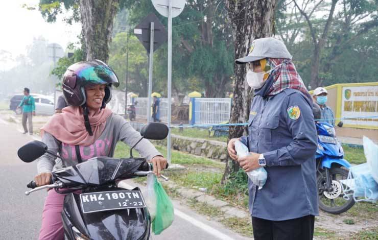 Pj Wali Kota Palangka Raya Bagikan Masker dan Edukasi Masyarakat dalam Menghadapi Kabut Asap