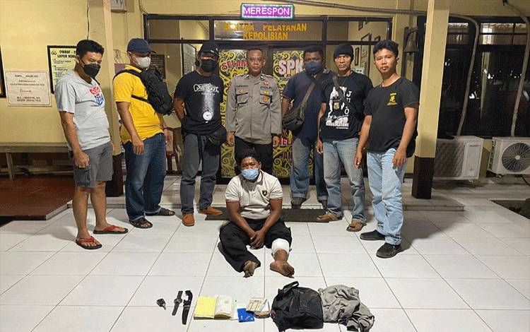 AP, terduduk saat diamankan anggota Polsek Ketapang di Kantor Mapolsek Ketapang. (FOTO: IST)