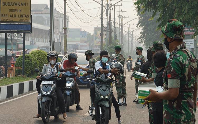 Kabut Asap, Kodim Palangka Raya Bagikan Masker ke Pengendara