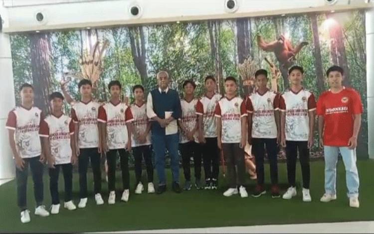 Ketua DPRD Palangka Raya Antar Atlet Sepak Bola U-16 Ikuti Turnamen Internasional