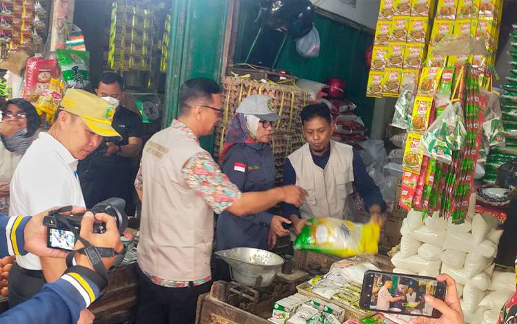Sidak satgas pangan dipimpin Pj Wali Kota Palangka Raya, Hera Nugrahayu pada Jumat, 29 September 2023. (FOTO: TESTI PRISCILLA)