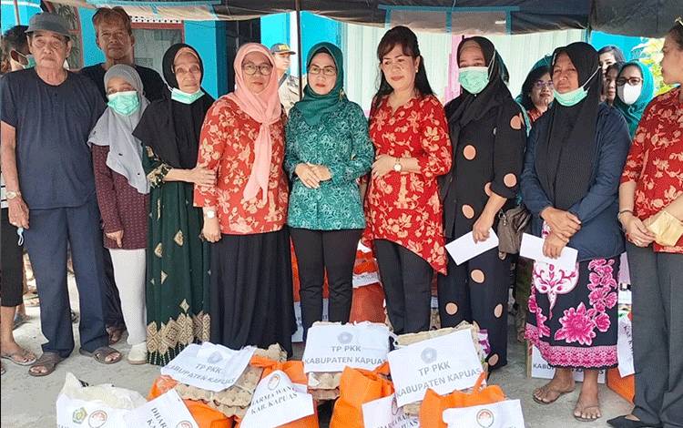 TP PKK dan DWP Kapuas Serahkan Bantuan ke Warga Terdampak Kebakaran?