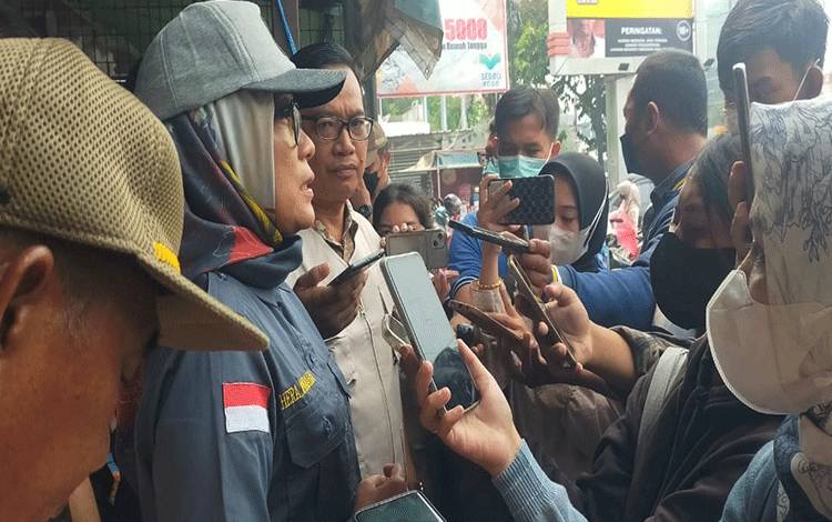 Pj Wali Kota Palangka Raya, Hera Nugrahayu bersama Kepala Dinas Pertanian dan Ketahanan Pangan Kota Palangka Raya, Sugiyanto saat sidak di Pasar Besar, Jumat, 29 September 2023.(FOTO: TESTI PRISCILLA)