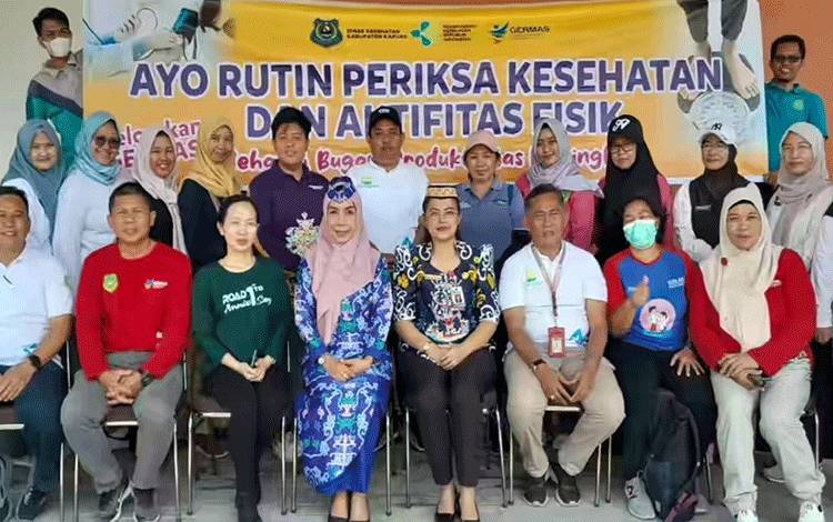 Jajaran Dinkes Kapuas usai lakukan kegiatan skrining kesehatan deteksi PTM di OPD. (FOTO: IST)