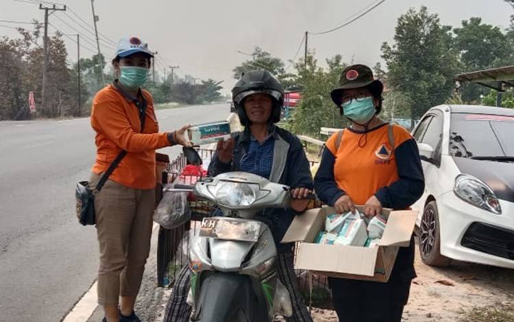 Satgas Pengendalian Karhutla Kalteng Bagikan Masker di Tumbang Nusa