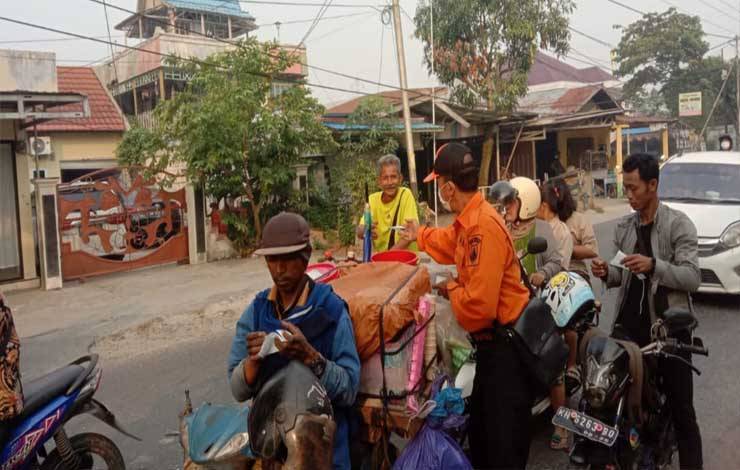 Pembagian masker di Kota Kuala Kapuas, Sabtu, 30 September 2023. (FOTO: IST)