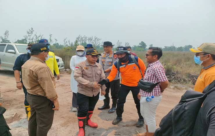 Pj Wali Kota Palangka Raya Hera Nugrahayu (baju putih) saat menyambut kedatangan Wamen LHK Alue Dohong di Kelurahan Kameloh Baru (Foto : Pathur)