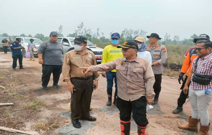 Wamen LHK Alue Dohong saat meninjau lokasi Karhutla di Kelurahan Kameloh Baru (Foto : Pathur)