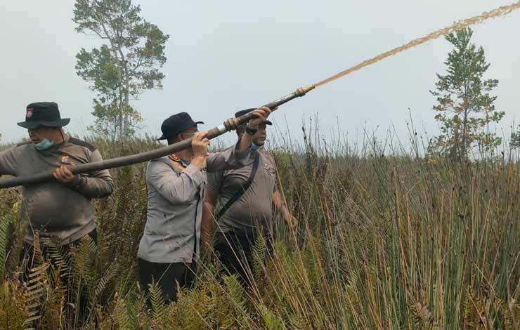 Kapolresta Palangka Raya saat melakukan Pemadam Karhutla di Kelurahan Kameloh Baru (Foto : Pathur)