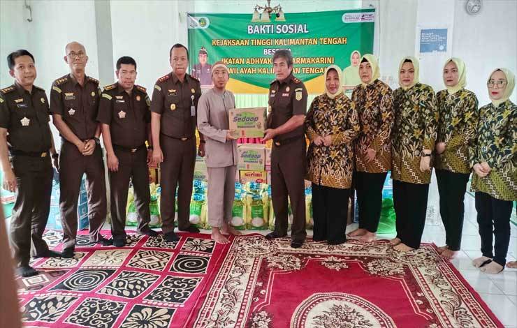 Kejati Kalteng Kunjungan Kerja dan Bakti Sosial di Seruyan
