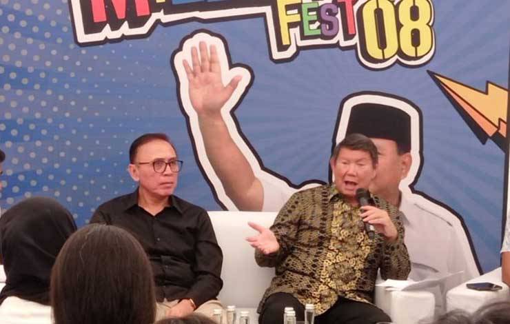 Wakil Ketua Dewan Pembina Partai Gerindra yang juga Penasihat Tunas Muda Milenial Hashim Djojohadikusumo (tengah kanan) bersama Ketua Dewan Pembina Tunas Muda Milenial Mochamad Iriawan (tengah kiri) dalam sesi konferensi pers "Millenial Fest 08" di salah satu area mal di Kota Surabaya, Jumat (29/9/2023). (ANTARA/Ananto Pradana)