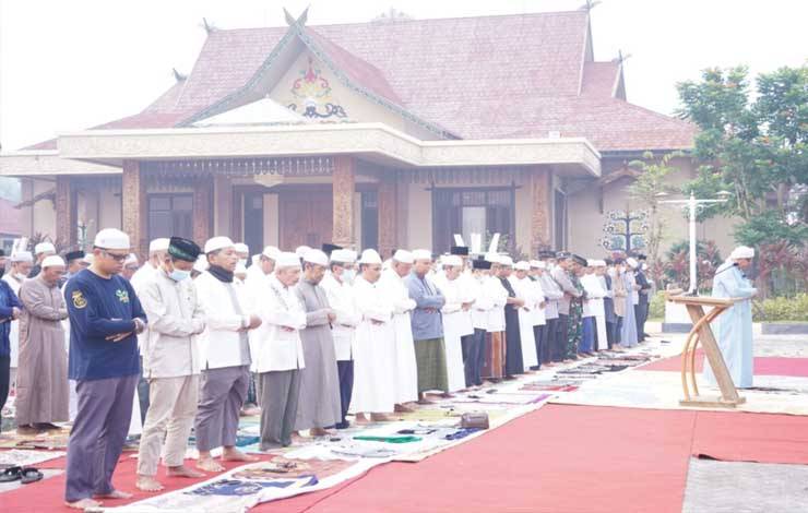 Salat Istisqa di Palangka Raya Menyatukan Pejabat dan Masyarakat dalam Doa Bersama