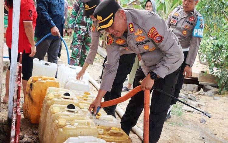 Gunakan Mobil Water Cannon, Kapolres Lamandau Droping Air Bersih kepada Warga