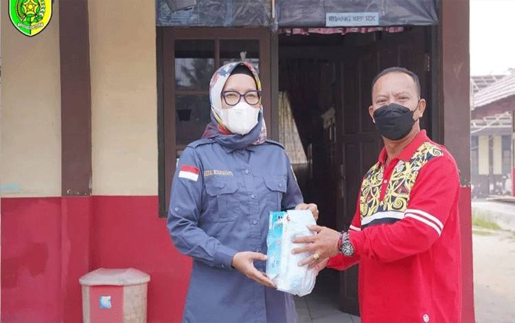 Pj Wali Kota Palangka Raya, Hera Nugrahayu saat membagikan masker untuk menangkal bahaya kabut asap. (FOTO: HUMAS)