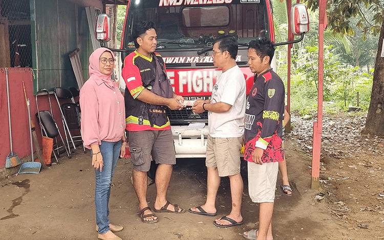 Forum Guru Sertifikasi Barito Timur Serahkan Donasi untuk Relawan Matabu Jaya