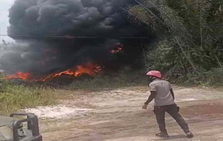 Petugas dari BPBD saat melakukan pemadam Timpukan ban yang terbakar di Jalan Pramuka, Sampit. (FOTO: IST)