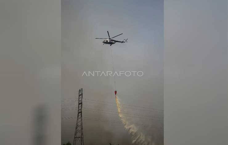 Helikopter BNPB melakukan pemadaman dari udara (water boombing) di Kelurahan Kameloh Baru, Palangka Raya, (27/9/2023). (ANTARA/Auliya Rahman)