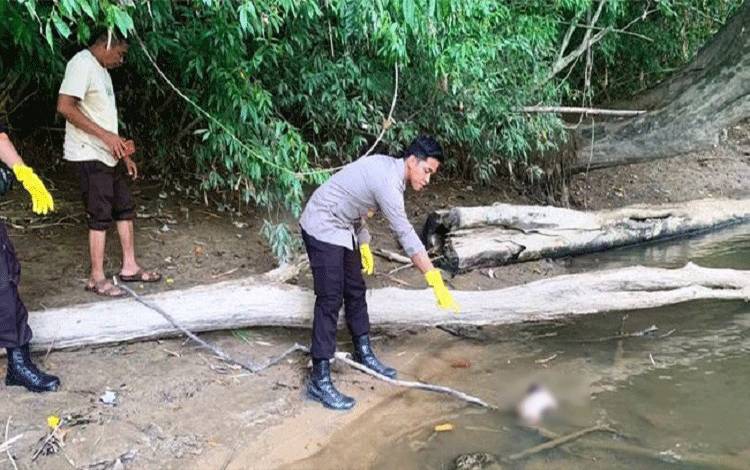 Salah satu anggota Polres Lamandau menunjukkan lokasi penemuan bayi yang mengapung di Sungai Lamandau. (FOTO : HENDI NURFALAH)?