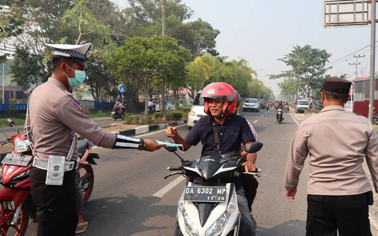 Polres Kapuas Bagikan Masker ke Pengendara