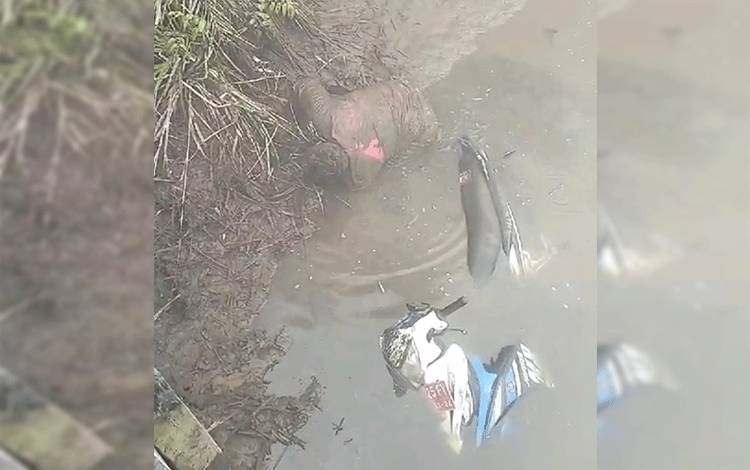 Pengendara Tercebur ke Sungai Karena Kabut Asap Pekat